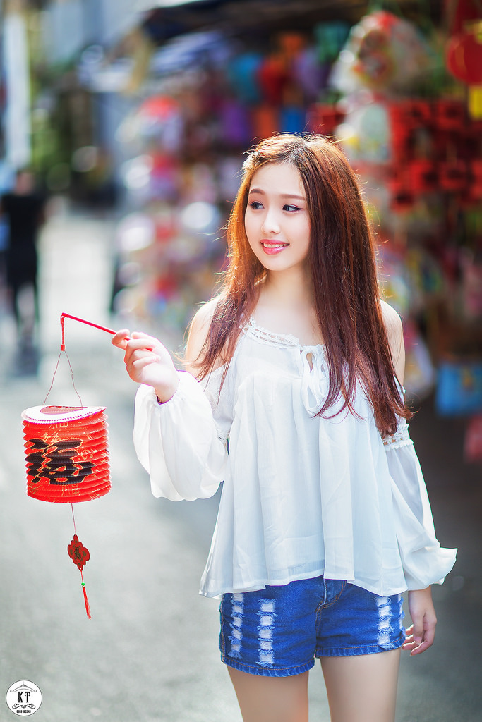 伸进胸罩～嗯～好舒服～